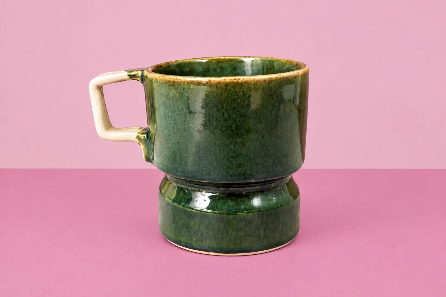 Mug « Le Mont » : émail vert, anse crème, sur un papier de fond rose